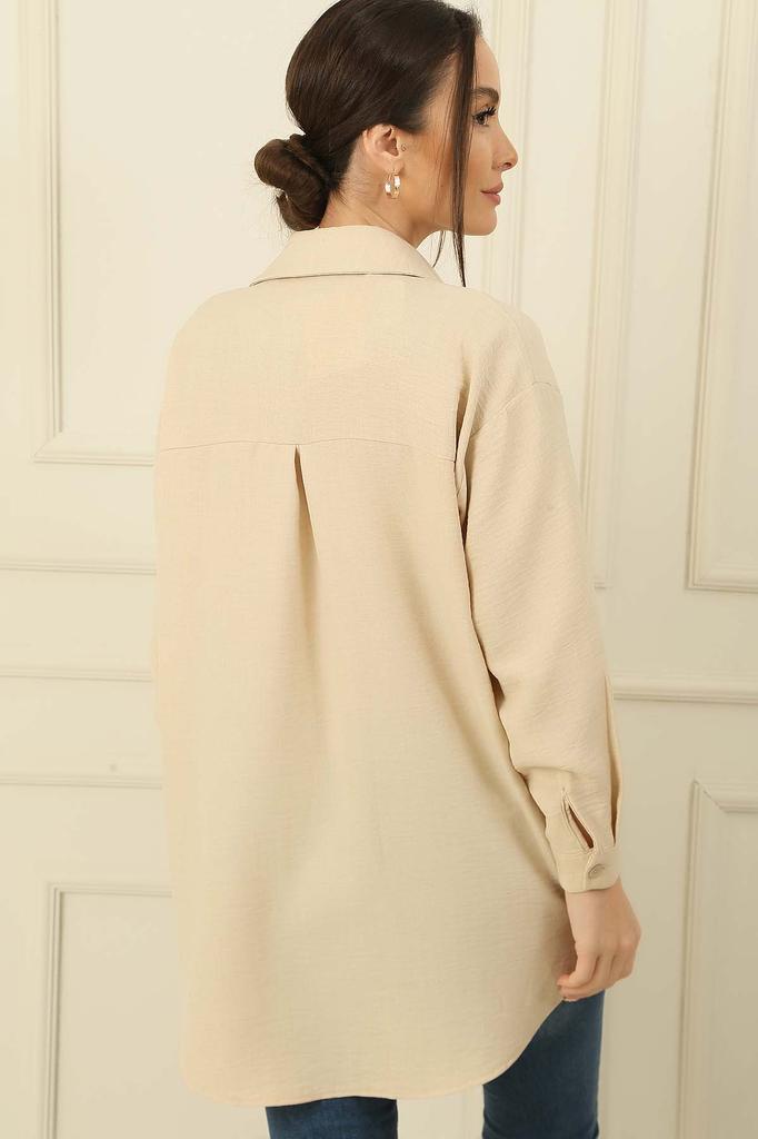 Туника-рубашка на пуговицах спереди с жемчужным ожерельем на воротнике