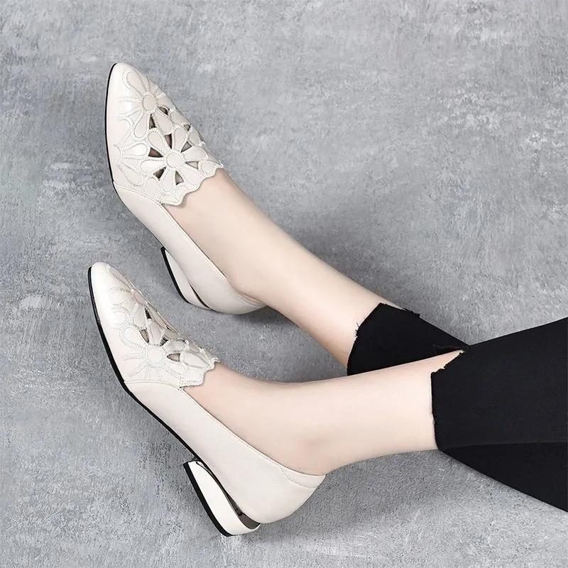 Женские милые остроносые черные кожаные туфли с цветочным узором и вырезами на квадратном каблуке женские классические для отеля работы офиса ab779