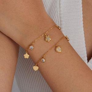 Браслет-шарм Цветок из нержавеющей стали с покрытием 18K золотом, кубический цирконий. Модный геометрический ювелирный аксессуар к годовщине.