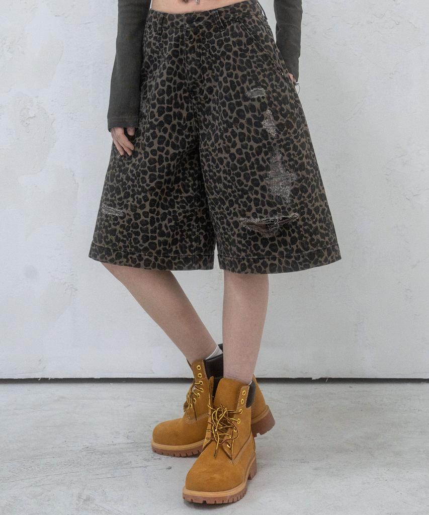 AVANDRESS Leopard Bermuda Pants