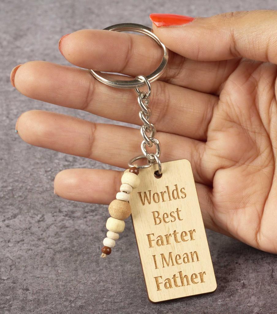 Inkdotpot Смешной брелок для ключей Лучший в мире пердежник Я имею в виду отца Брелок с гравировкой из дерева ко Дню отца Новинка