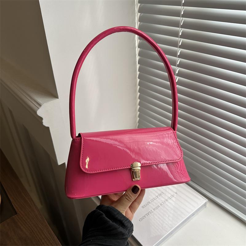 Ретро-сумка-багет для женщин. Весной популярная новая тенденция. Сумка на плечо в корейском стиле. Модная сумка через плечо. Сумка через подмышку.