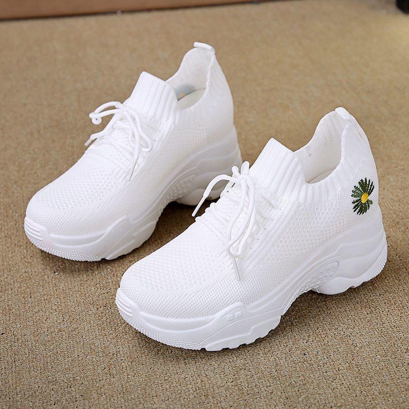 Летняя дышащая женская внутренняя повышающая высота повседневная спортивная обувь для улицы 2024 года, новая сетчатая толстая подошва повышающая высота спортивная обувь