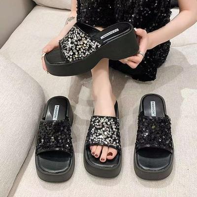 Крутые шлепанцы на толстой подошве и танкетке, женская летняя обувь 2025, новые, супер огненные пайетки, ощущение высокого класса, с юбкой, пляжные шлепанцы на одной перемычке