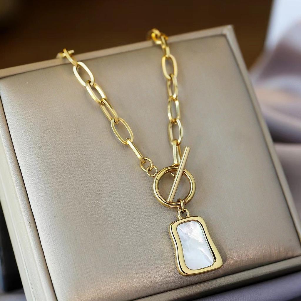 White Shell Material Necklace for Women, Light Luxury Design, Simple and Versatile, High-end Clavicle Chain