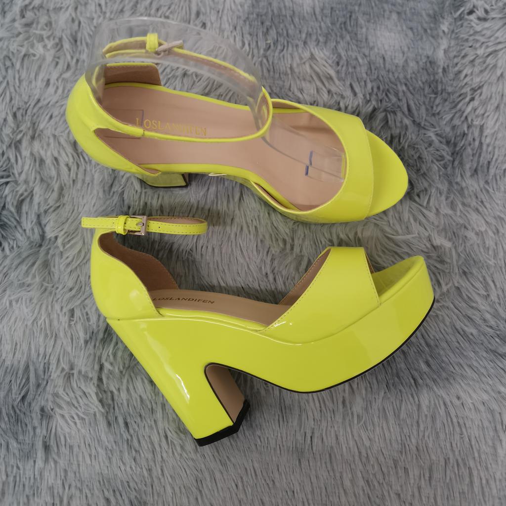 Женские сандалии, летние пикантные сандалии из флока на платформе с открытым носком и пряжкой на ремешке, черные вечерние красные свадебные туфли на высоком каблуке