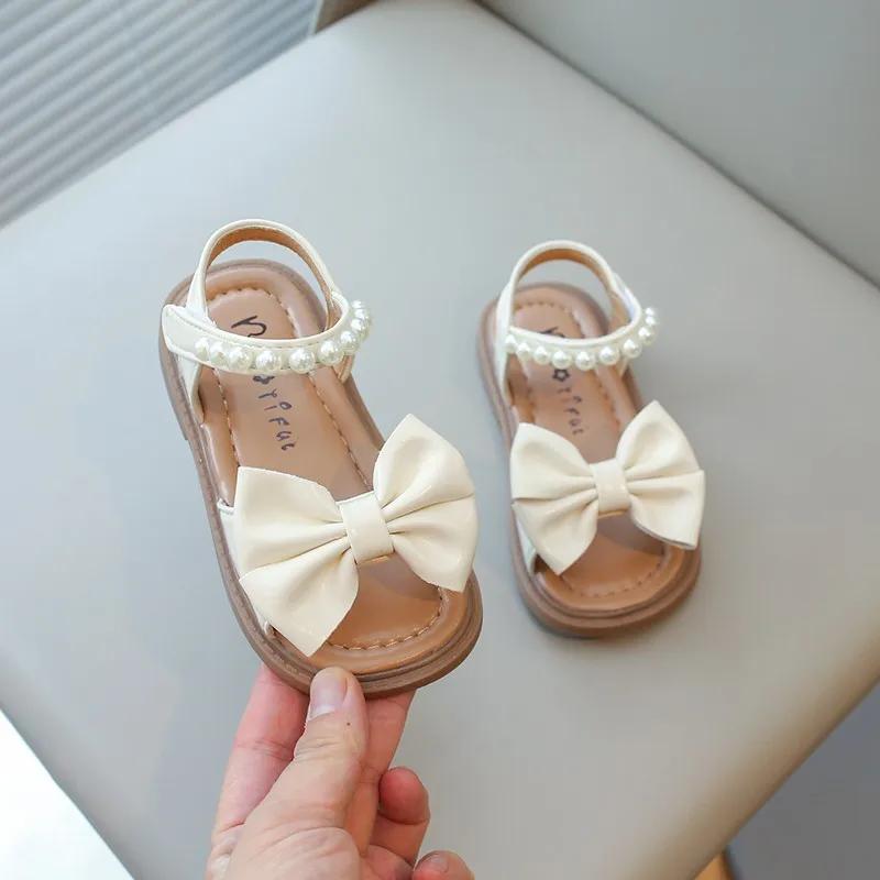 Летние сандалии из кожи для девочек, мягкие с жемчугом, милые детские праздничные сандалии, шикарные открытые носки, детские туфли с бантиками