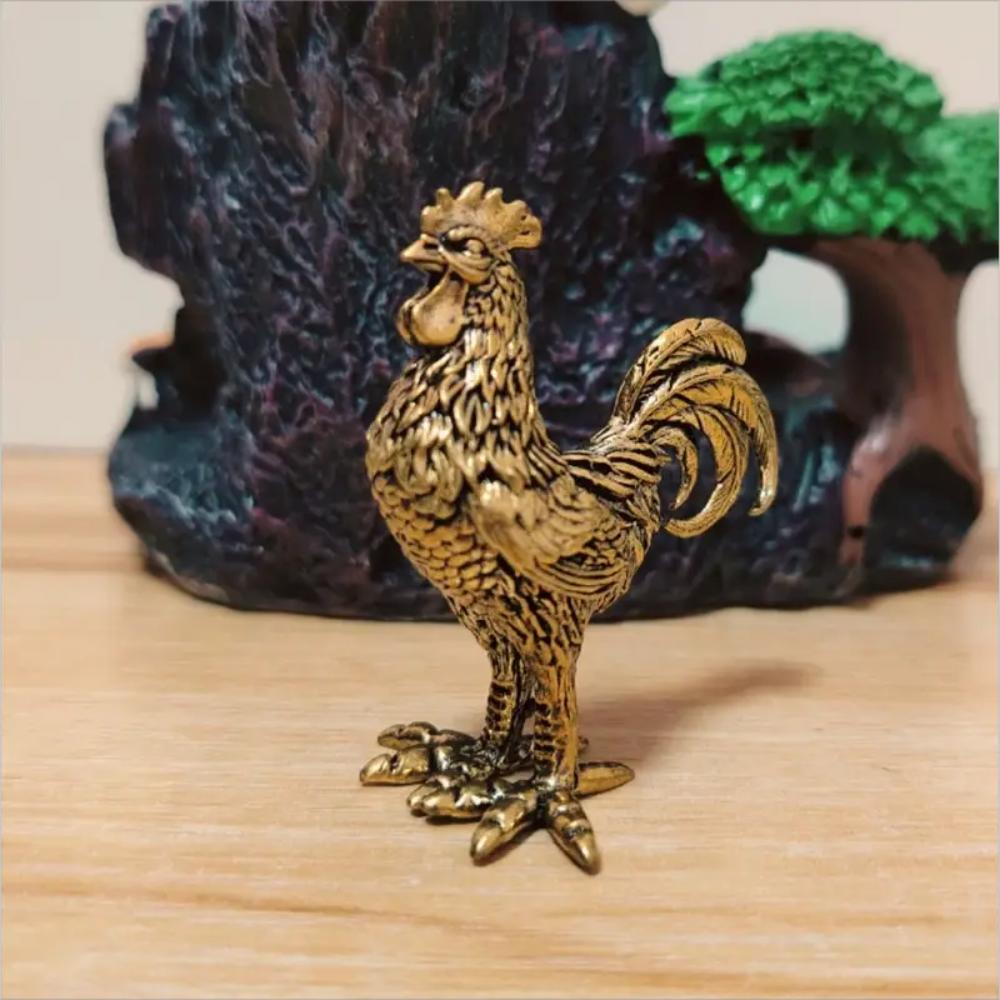 Элегантная латунная фигурка петуха - Изысканный золотой декор животного для дома, офиса или в подарок, Детализированные перья и гребень, Деревенский стол