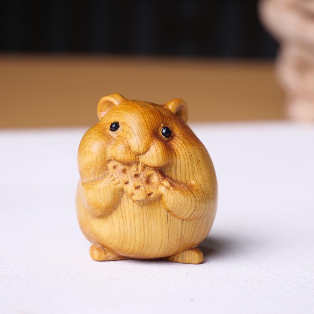 Резное деревянное украшение для хомяка, держащее печенье