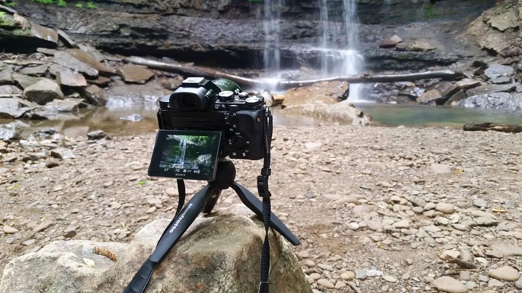 Manfrotto PIXI Mini Tripod for Mirrorless and Compact Ball Video 1kg Load 190g Weight Cameras, Head, Grip, Black, Capacity, (MTPIXI-B)