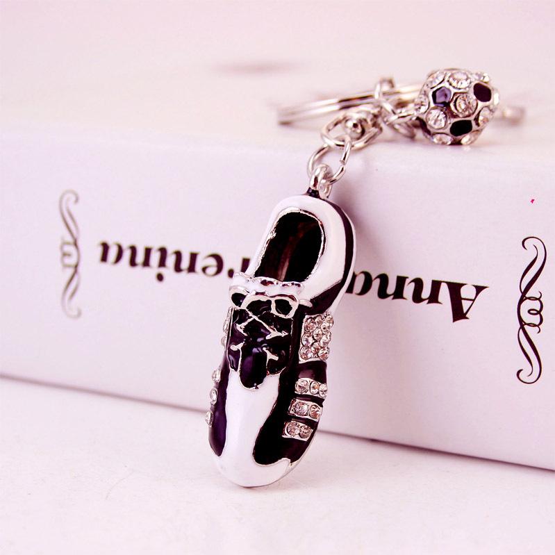 Брелок для ключей в виде футбольной бутсы для мужчин - креативная подвеска с бриллиантами, идеальный небольшой подарок