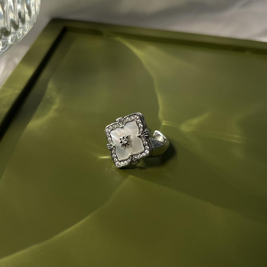 Решетки на окна Бучи Четырехлистный клевер Натуральный белый Перламутровое ожерелье и браслет Набор Легкая роскошь Холодный ветер Прямой эфир Специальный