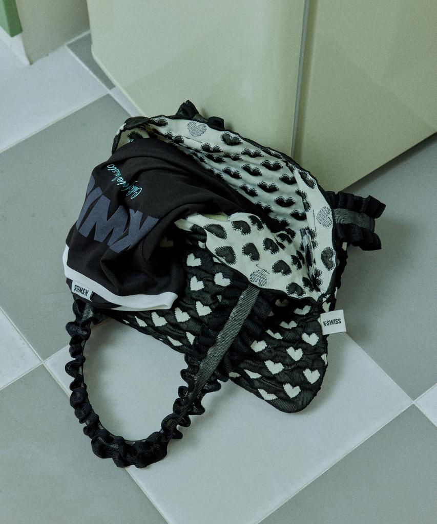 K-Swiss K-Swiss X Pleatsmama Сумка на плечо с принтом «Полицейское сердце»_2Ksbgmv506Bk
