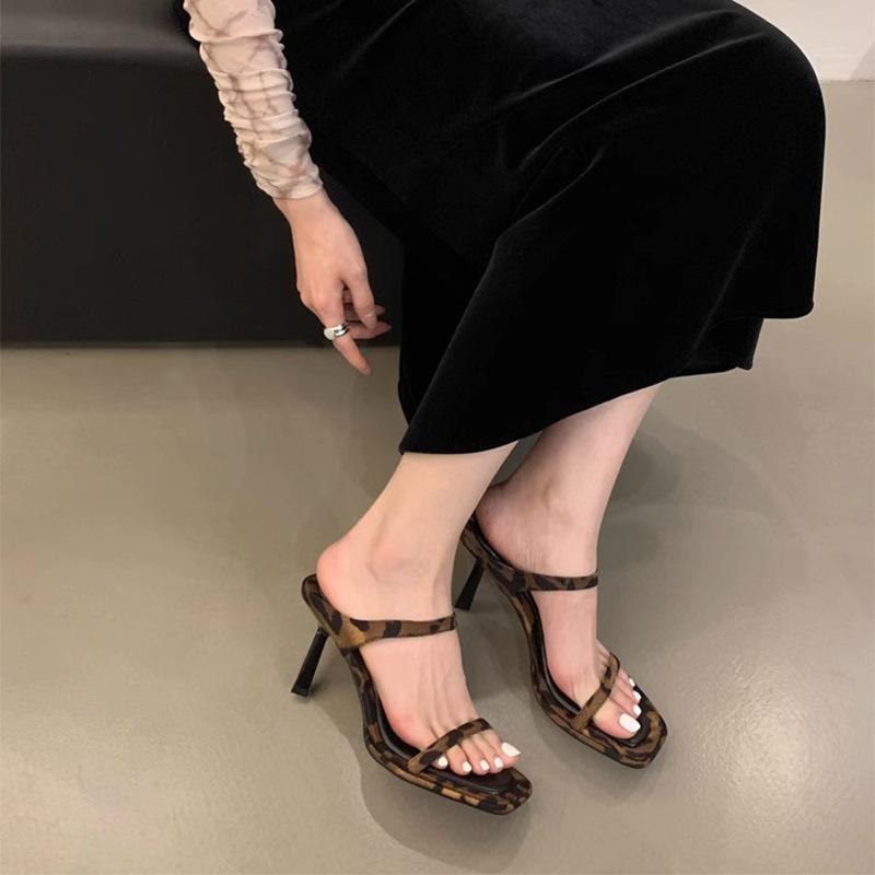 Лето 2025 года новые сексуальные сандалии на высоком каблуке для интернет-знаменитостей, женские, с леопардовым принтом, квадратным носком, открытым носком, сандалии-стилеты