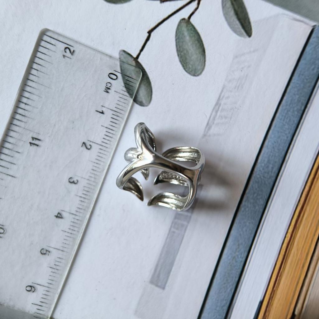 Серебряное кольцо с фианитами, вес изделия 6,89 гр (2192046)