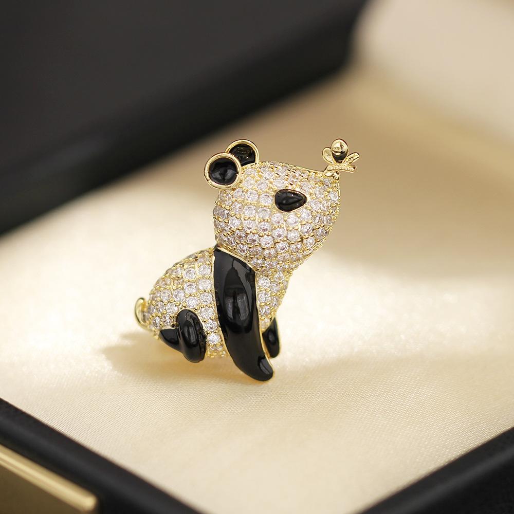 Cute micro-inlaid zircon dripping panda brooch, simple temperament gold-plated animal pin, men's and women's accessories, small collar pin.