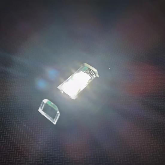 1 комплект авиационного света, кнопка высокой стробоскопической яркости, несколько цветов освещения, проводка, бесплатная перезаряжаемая батарея