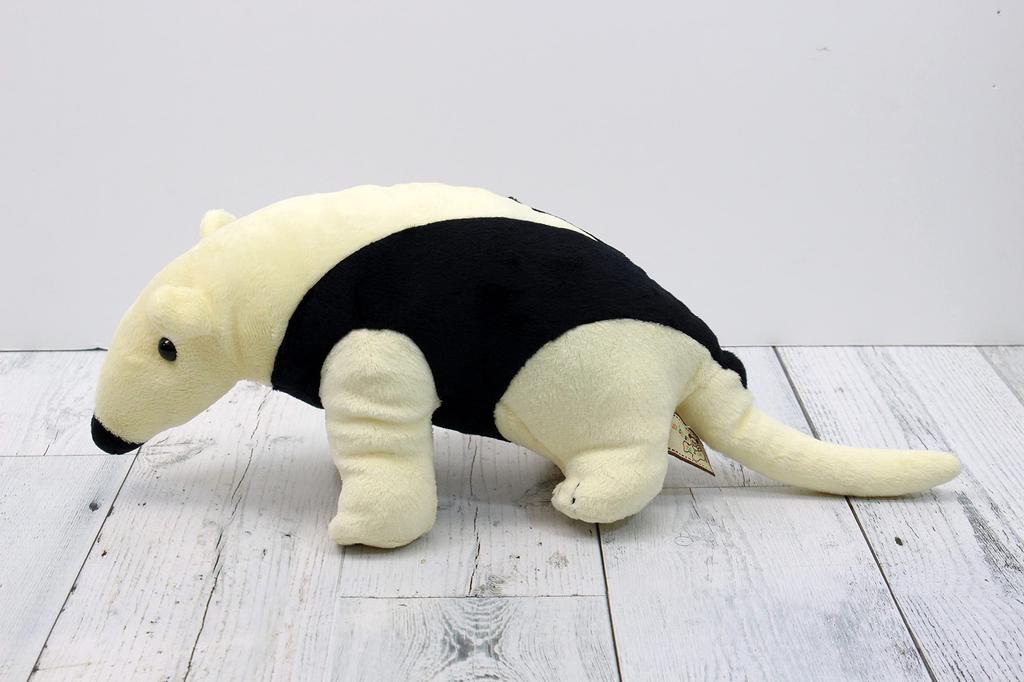 Снимите плюшевую игрушку муравьеда среднего размера