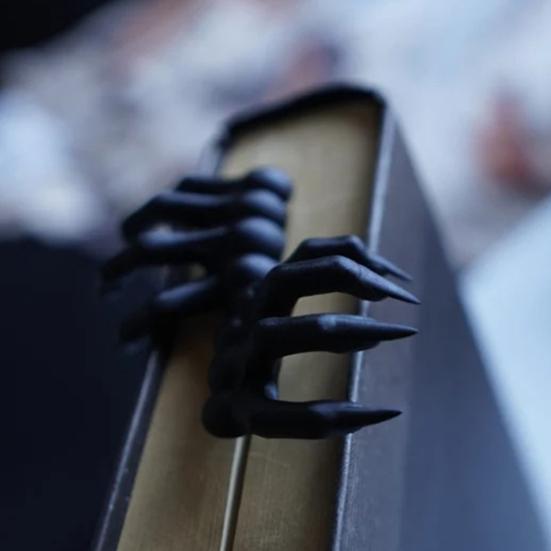 Закладка для книги «Рука дьявола на Хэллоуин» из жуткой смолы «Коготь демона» 3D-маркер для книги, украшение для рабочего стола, аксессуары для чтения, подарок на день рождения