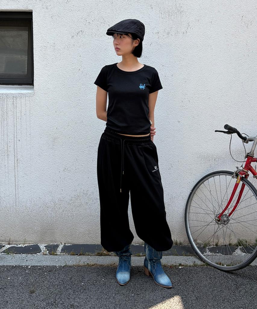 CHICKS All-Light Embroidered One-Pleat Wide Sweatpants Black