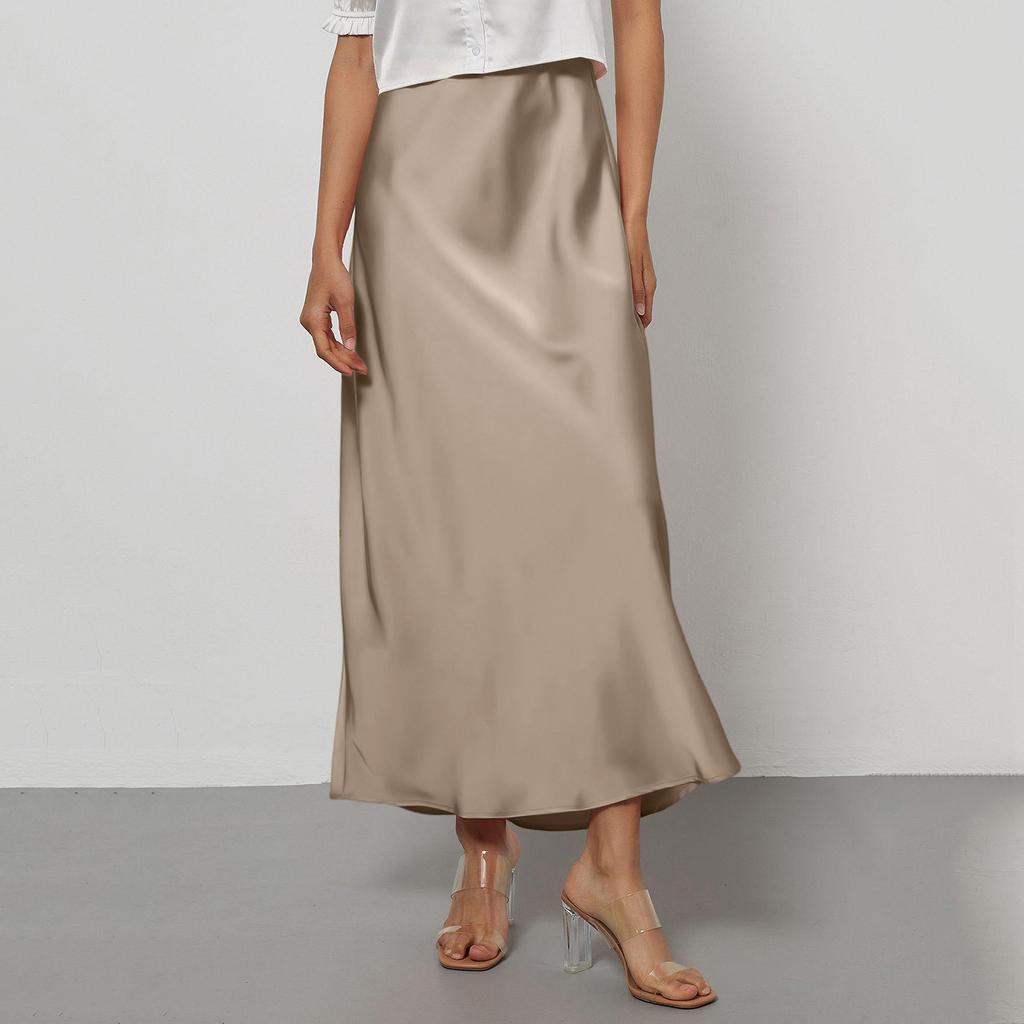 Элегантное женское атласное платье-миди с юбкой и драпировкой, облегающего силуэта.