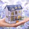 CUTEROOM Деревянный кукольный домик Набор Сделай сам Миниатюрный дом Легко собрать для детей Набор ручной работы со светодиодной подсветкой (D032)