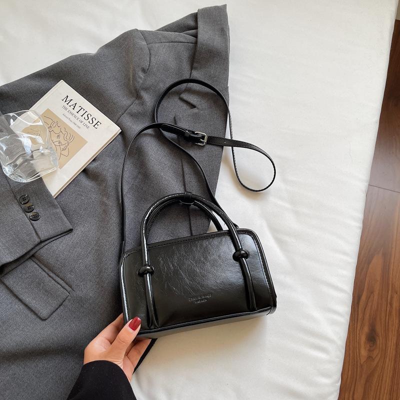 В этом году популярны маленькие сумки, это женские осенне-зимние универсальные новые ретро сумки через плечо и мессенджеры 2025 года, популярные портативные маленькие квадратные сумки.