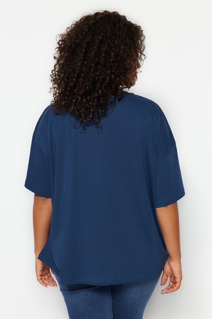 Женская базовая трикотажная футболка больших размеров в рубчик с широким воротником темно-синего цвета больших размеров