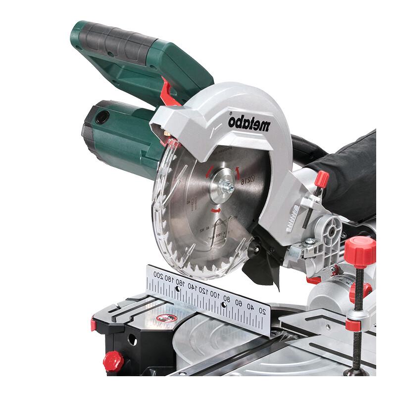 Торцовочная пила Metabo KGS 305 M с протяжкой, штекер CN (адаптер в комплекте)