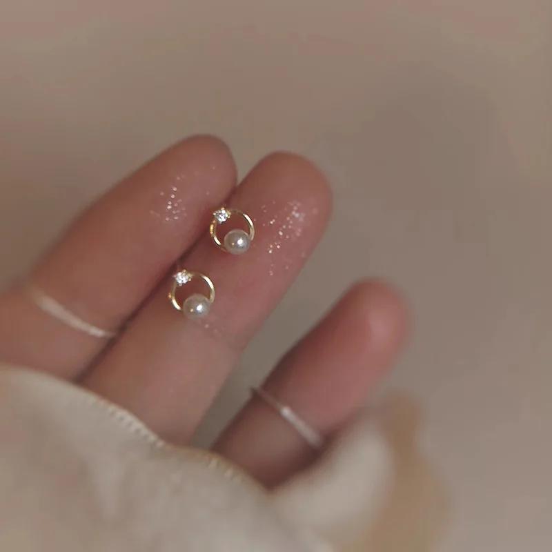 Серьги с искусственным жемчугом для женщин, золотистого цвета, круглые серьги-пусеты, корейский деликатный нерегулярный дизайн, необычная модная бижутерия 2025 года