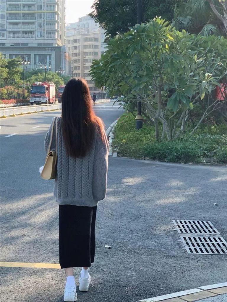 Осенне-весенний антивозрастной комплект свитера крупной вязки и юбки миди в солевых тонах в гонконгском стиле