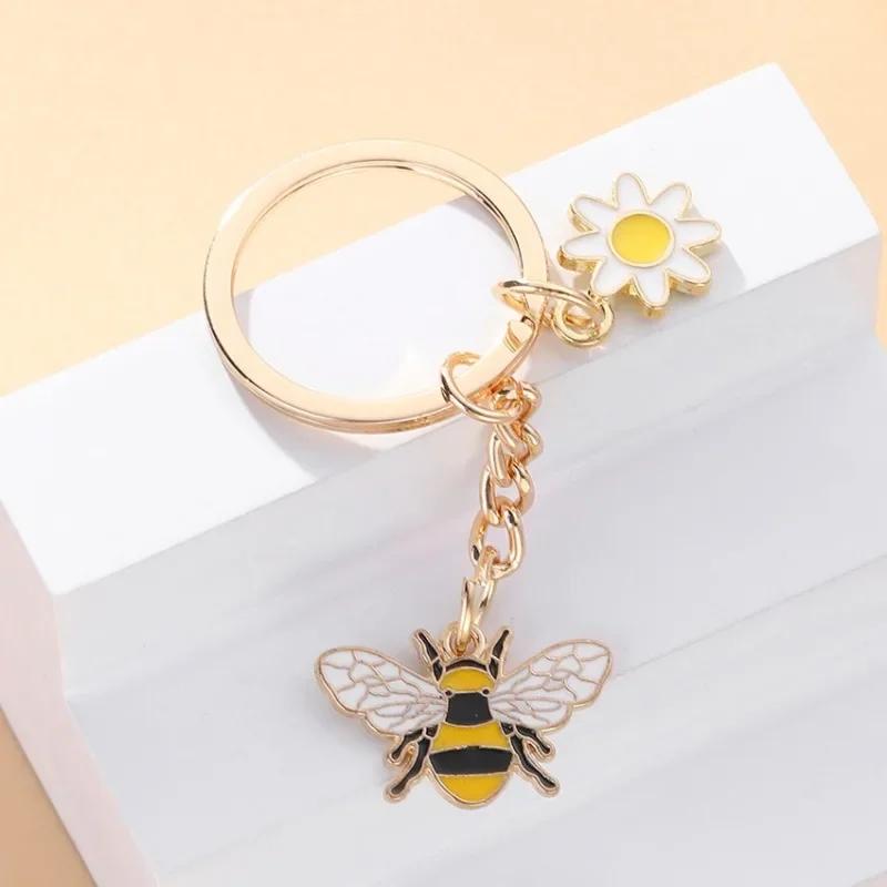 Lovely Cartoon Bee Key Holder Gold Color Zinc Alloy Bee with Daisy Keychains Present for Student Teacher