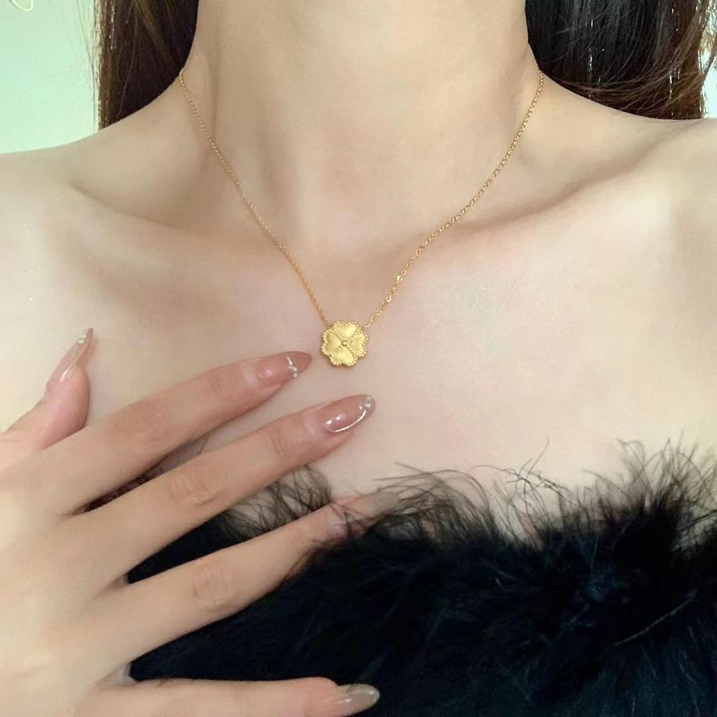 Титановое ожерелье с покрытием из 24-каратного золота: Дизайн в виде сердца и четырехлистного клевера