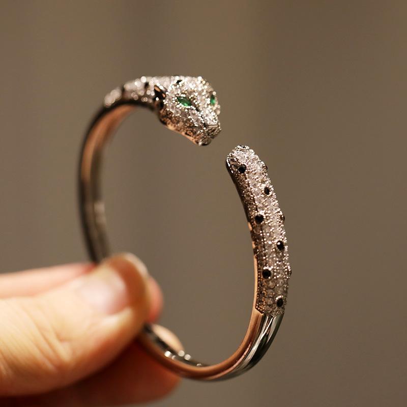 Браслет с леопардовым принтом и инкрустацией из циркония Heavy Industry с современным дизайном и открытым ртом