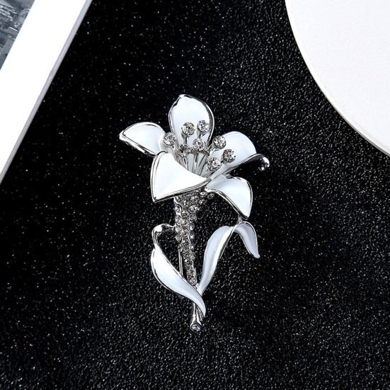 Vintage Flower Shape Brooch Pin Shining Rhinestone Decor Brooch Pin Elegant Scarf Clip