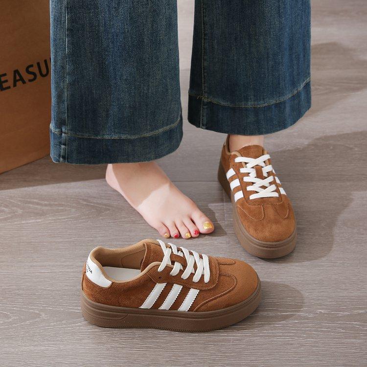 Маленькие белые туфли женские 2025 новые популярные весенне-летние сетчатые трендовые на платформе студенческие универсальные спортивно-повседневные женские туфли кеды