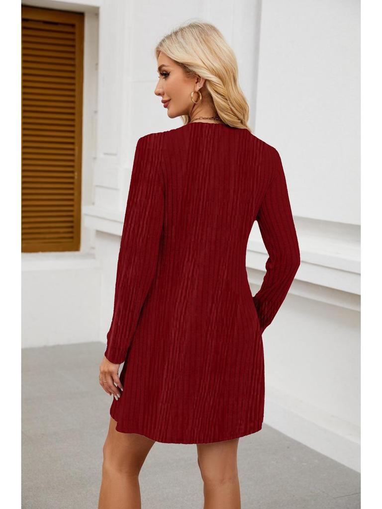 Повседневное платье 2024 года с V-образным вырезом, карманами, ребристым узором и длинными рукавами для европейских и американских женщин.