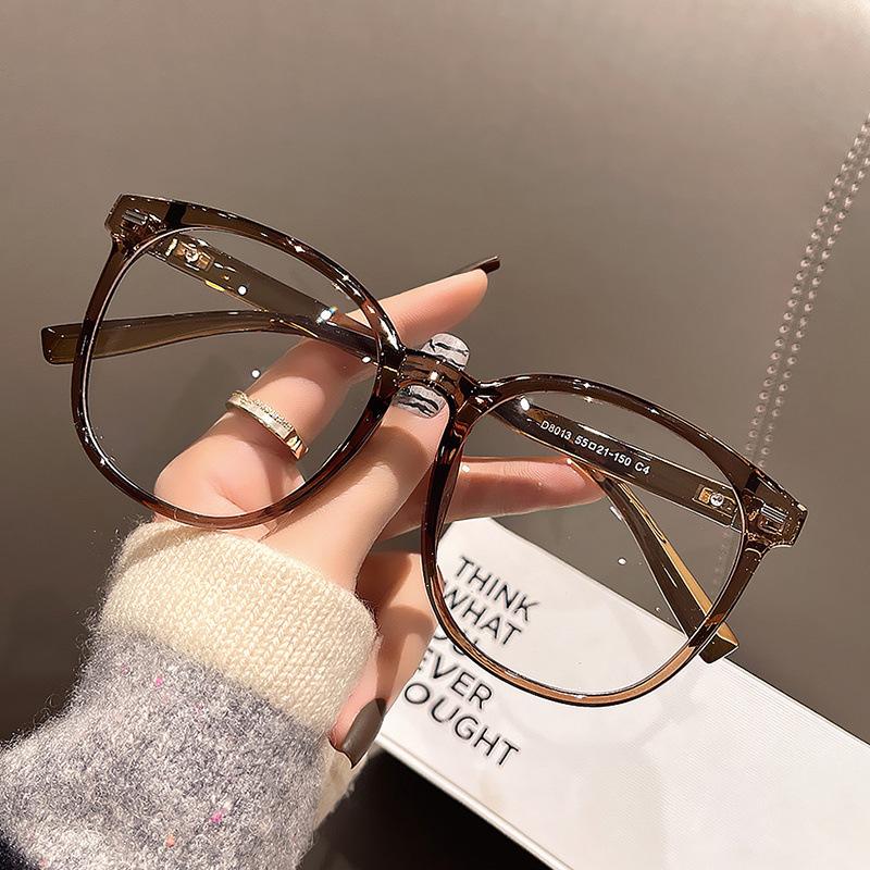 Очки в черной оправе при близорукости можно подобрать с градусами, большими круглыми глазами, простой оправой для глаз, защитой от излучения синего света, плоским светом