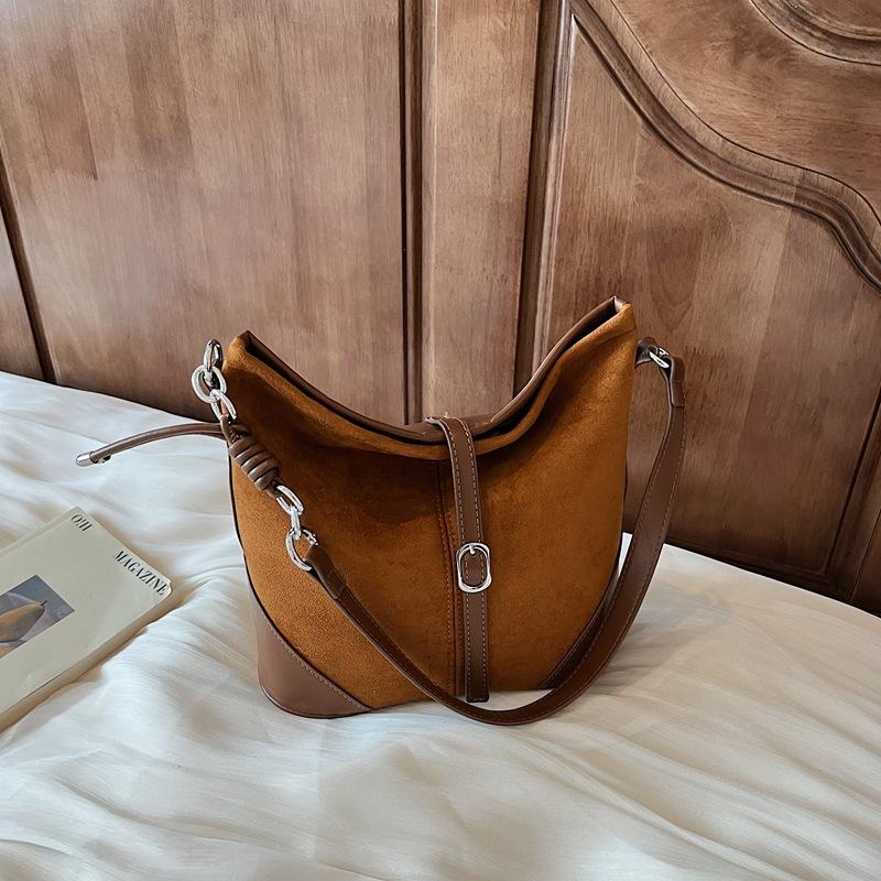 Ретро сумка женская большой вместимости 2025 новая осень и зима универсальная простая сумка через плечо популярная сумка-ведро для поездок в этом году