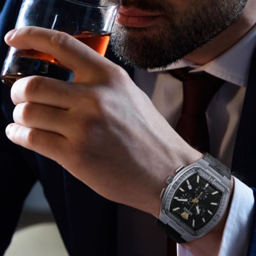 Мужские часы VERSACE V-sporty Tonn.Greca (VESP00324) с кварцевым механизмом, водонепроницаемый, сапфировое стекло, черный циферблат и нержавеющая сталь.