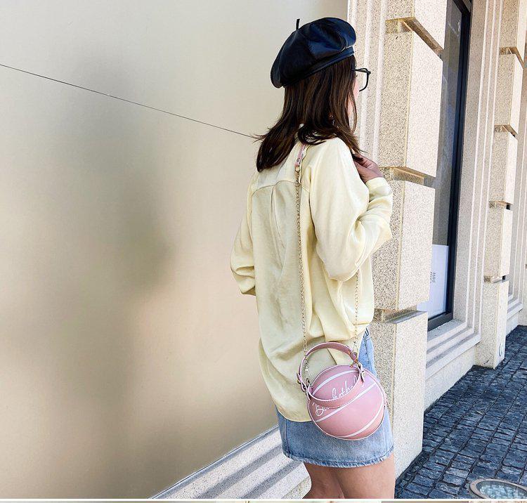 Трендовая женская баскетбольная сумка 2024 года - Европейский и американский стиль, сумка на плечо и кроссбоди.