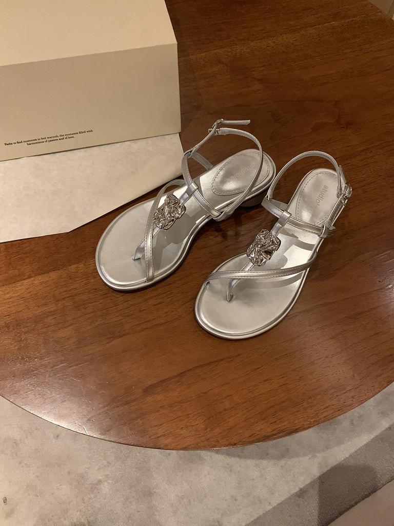 Сандалии женские с тонким ремешком и металлической пряжкой на толстом каблуке, новинка лета 2024 года