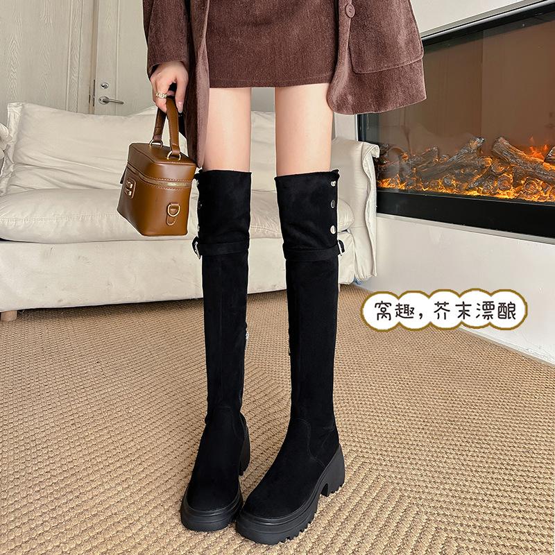 У Мамы Виноградинки есть те же самые сапоги-рыцари до колена, которые можно носить двумя способами, вельветовые сапоги на толстой подошве и толстом каблуке и кашемировые высокие сапоги с внутренней платформой.