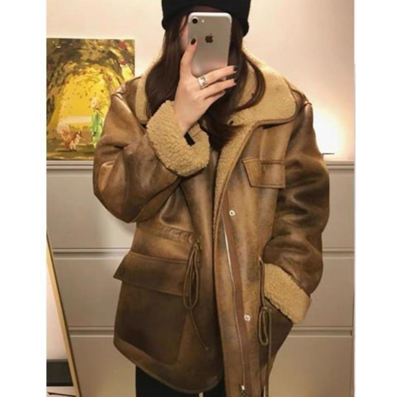 Нося утолщенные пальто с обеих сторон, высокие женщины выглядят в стиле ретро и универсально, свободно и модно, и имеют старый темперамент локомотивной одежды.