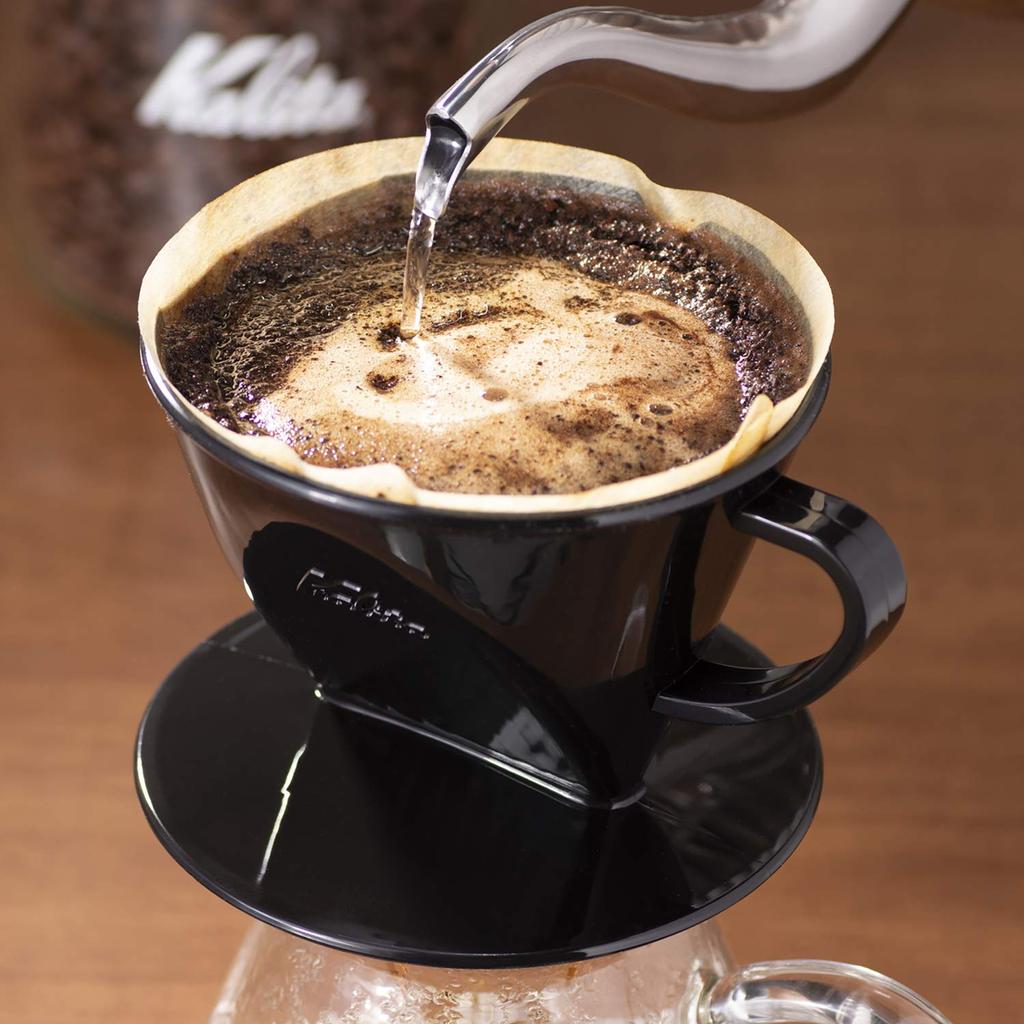Кофеварка Kalita с высокой скоростью экстракции, которая раскрывает вкусовые качества напитка до того, как проявится неприятный привкус. Кофеварка для 2–4 чашек