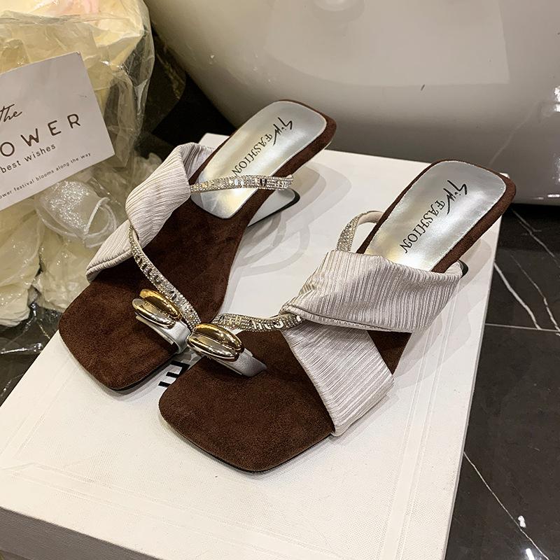 Модные горячо продаваемые модные босоножки на высоком каблуке с открытым носком для женщин 2025 лето дизайн со стразами квадратный носок шлепанцы пляжные крутые туфли