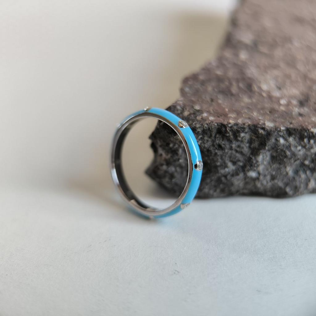 Серебряное кольцо с емаллю, фианитами, вес изделия 1,91 гр (60002256)