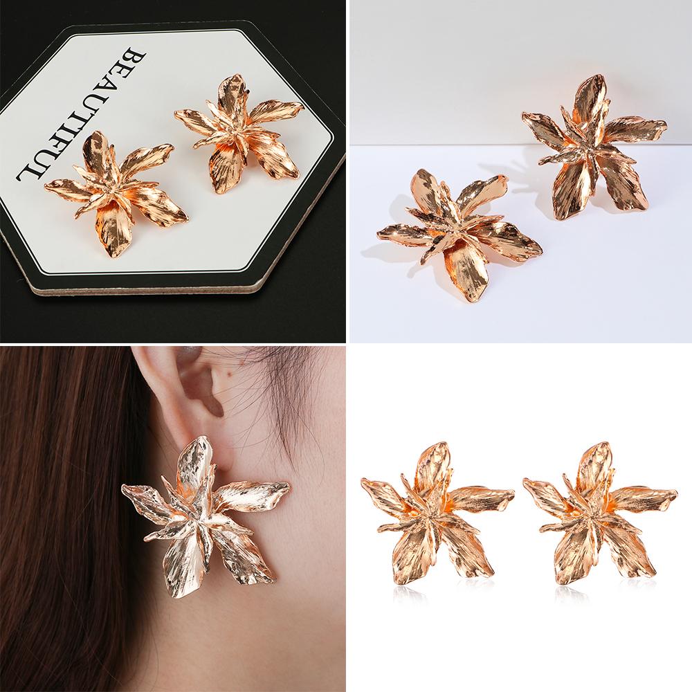 Серьги-гвоздики из металла в виде подвески в виде большого цветка с подвеской в виде цветка