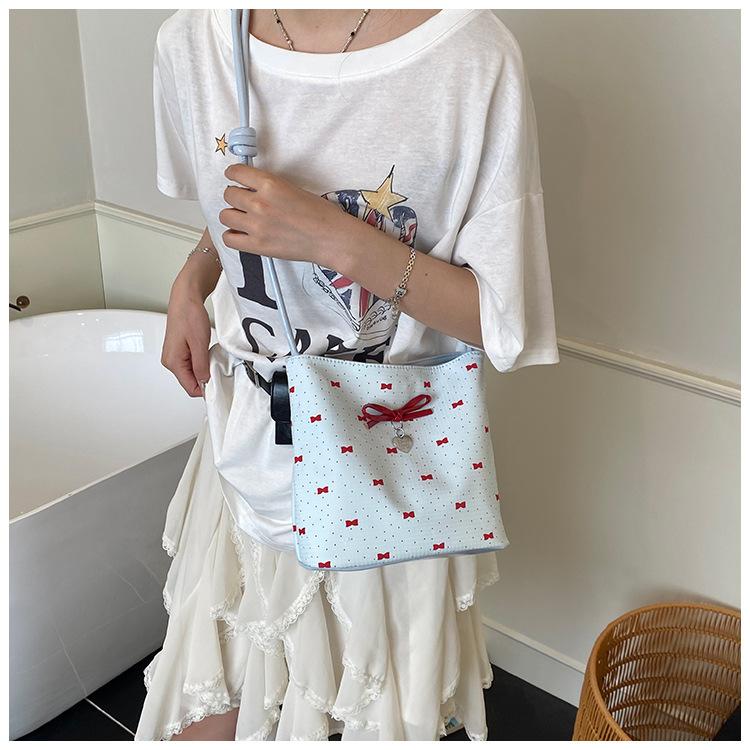 Модная универсальная милая сумка-багет с бантом, женская летняя простая премиальная наплечная сумка