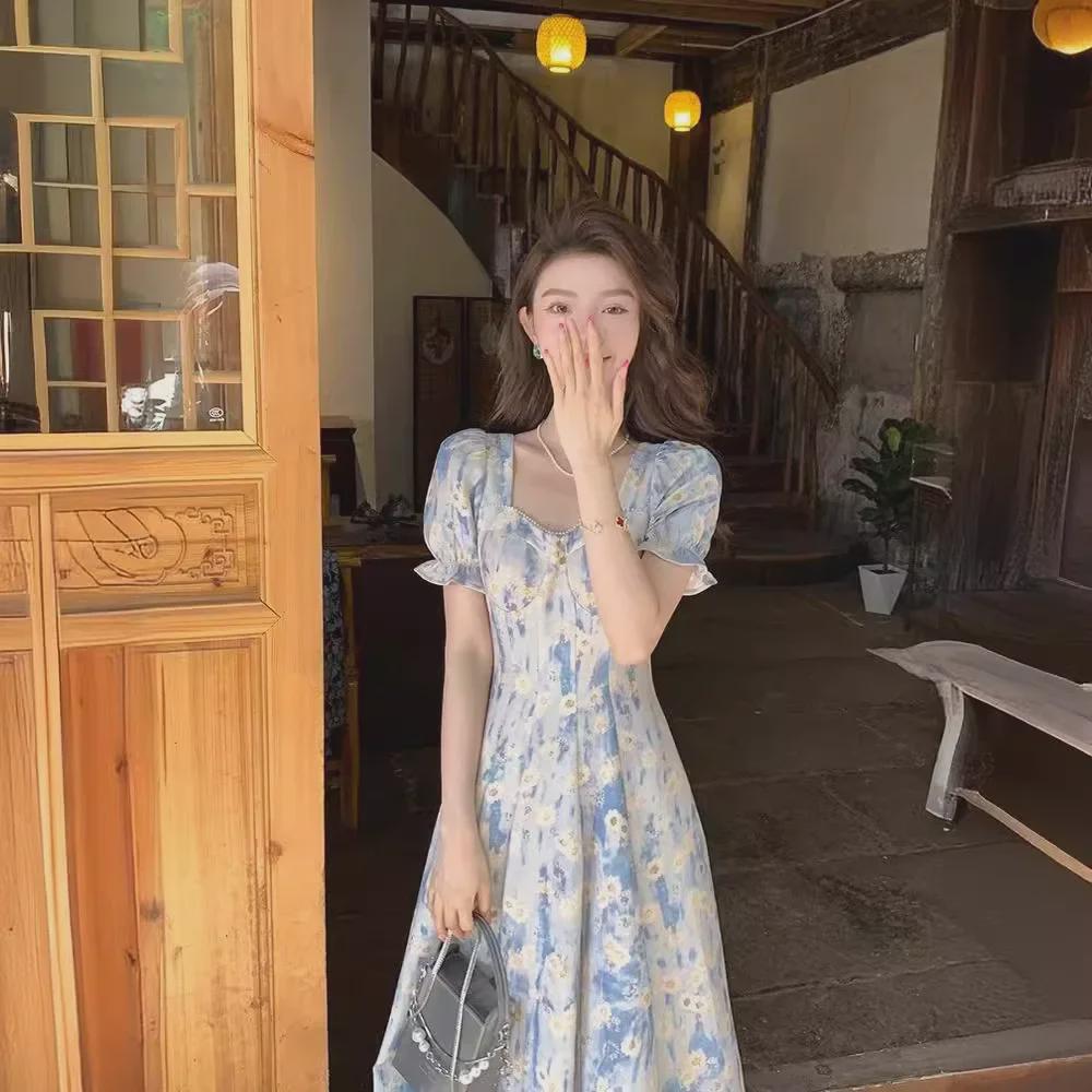 Милое летнее платье 2024 года с цветочным принтом, французским квадратным воротником и утягивающим талию дизайном